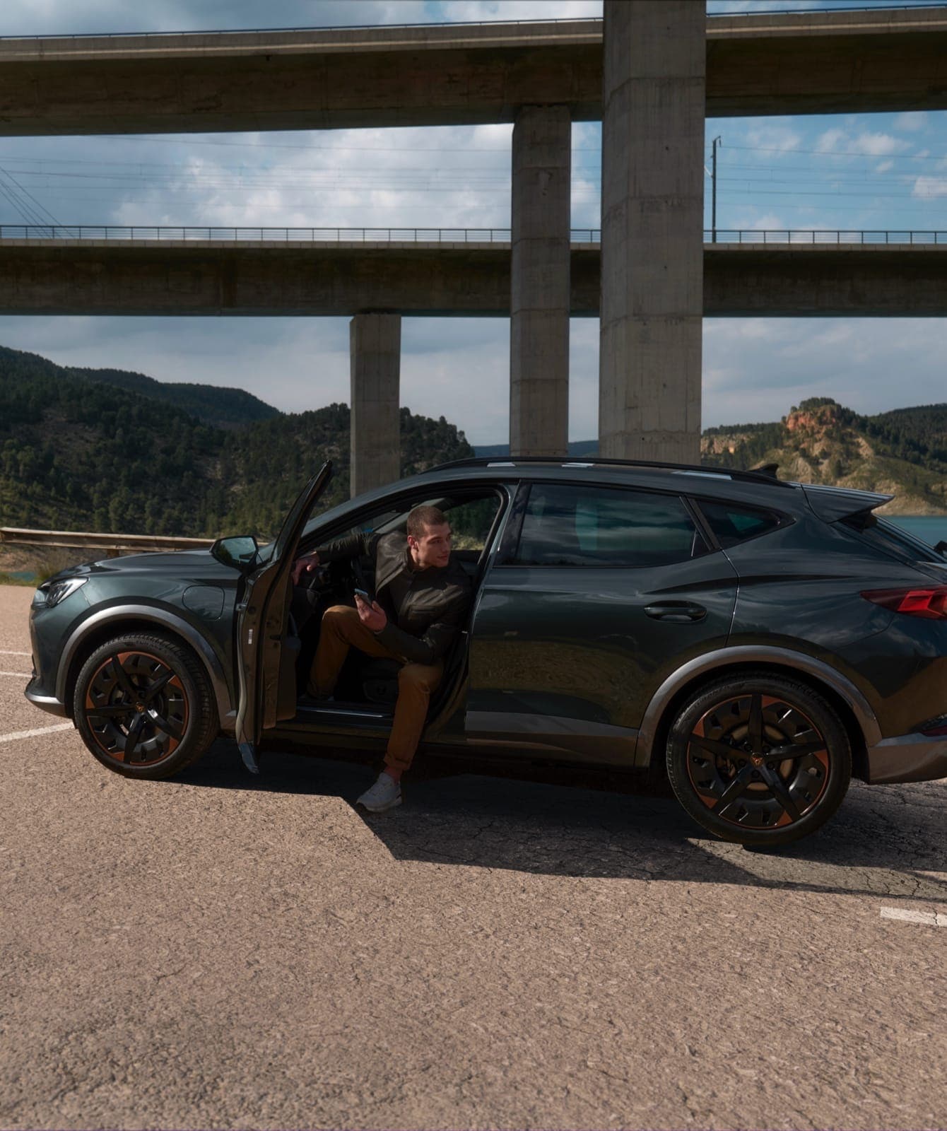 couple-in-the-snow-with-cupra-ateca